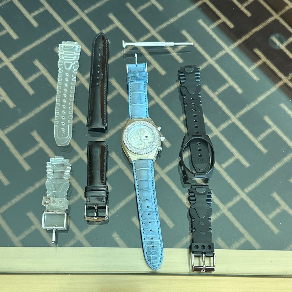 Technomarine Blue & Silver Watch with Interchangeable Straps Iced. Leather case